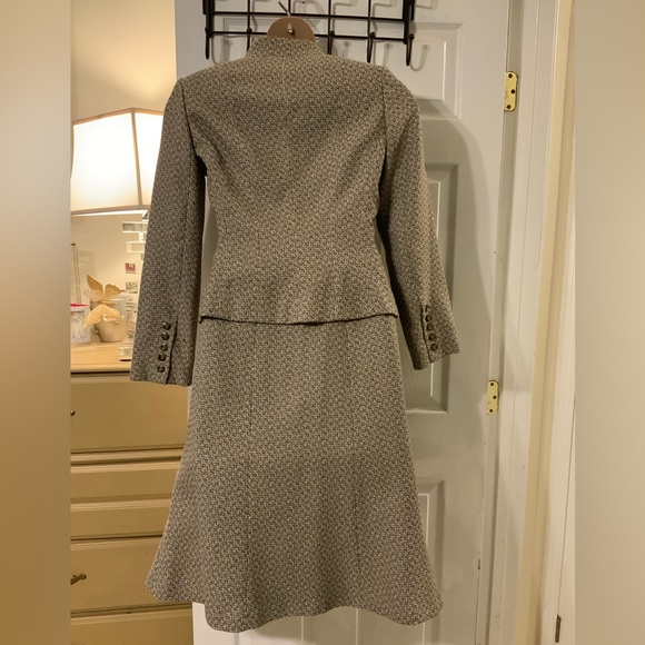 Women’s 2 pc Skirt Suit.  SKIRT 28 1/2  width 16 1/2  JACKET: 63 in Waist 37 1/2 - Picture 5 of 6